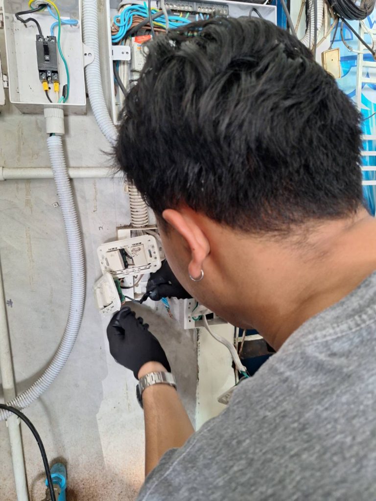 ต่อสายปลั๊กไฟ