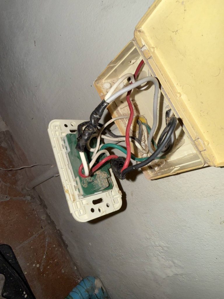 รื้อปลั๊กเช็กสายไฟ