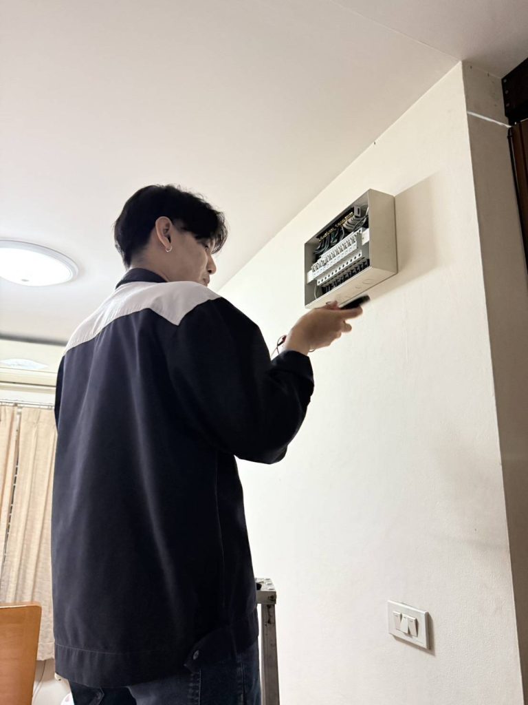 ช่างกำลังตรวจเช็กตู้คอนซูมเมอร์