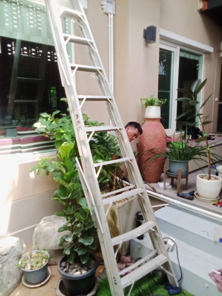 ช่างไฟฟ้าเดินท่อร้อยสายไฟ