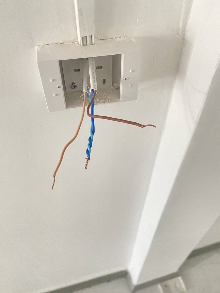 เดินสายจ่ายปลั๊ก