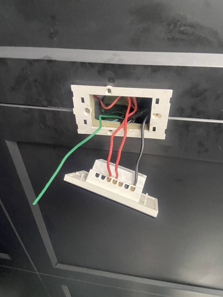 ตรวจเช็กปลั๊กไฟ