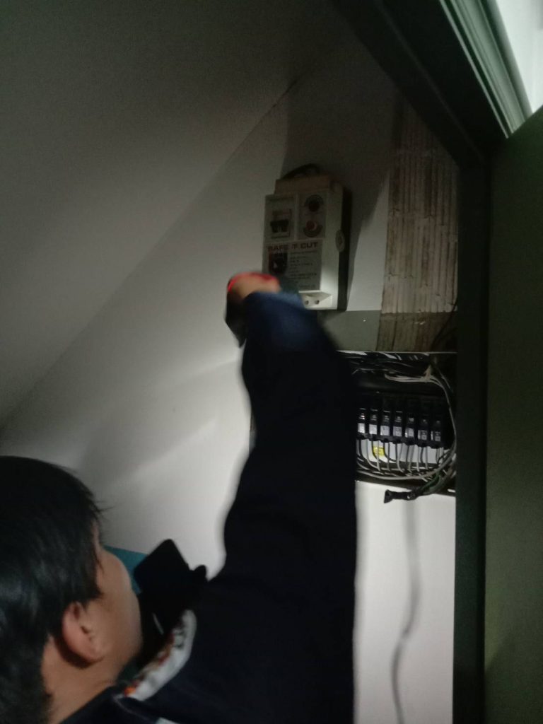 ช่างไฟฟ้าตรวจเช็กตู้คอนซูมเมอร์