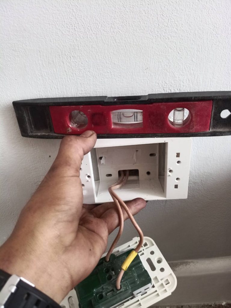 ติดตั้งปลั๊กไฟ