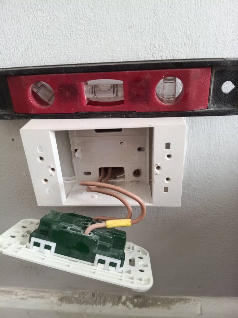 ติดตั้งปลั๊กไฟ