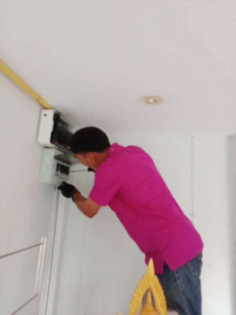 ช่างไฟฟ้า ตรวจเช็กตู้คอนซูมเมอร์