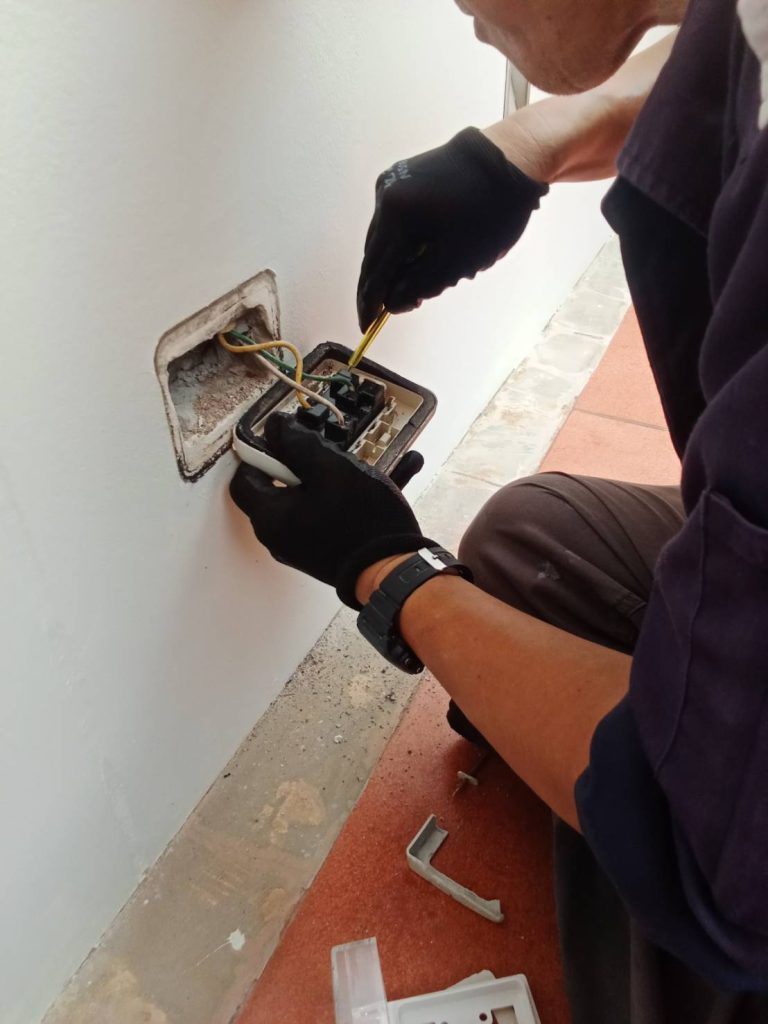 ซ่อมปลั๊กไฟ