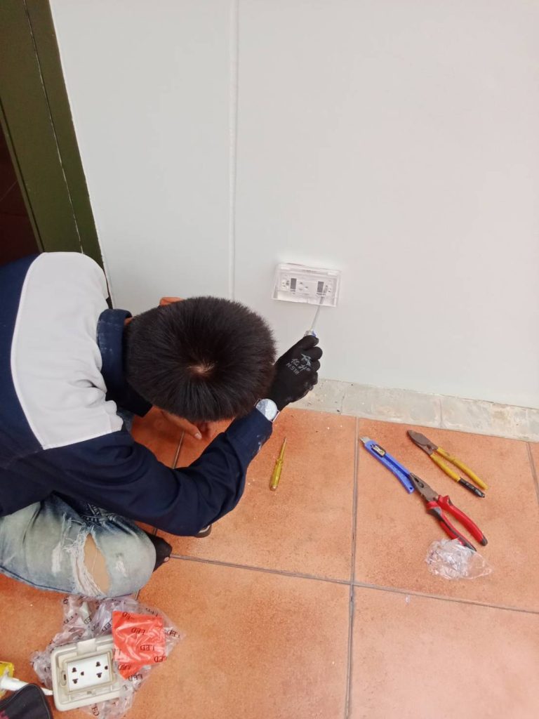 ซ่อมปลั๊กไฟ