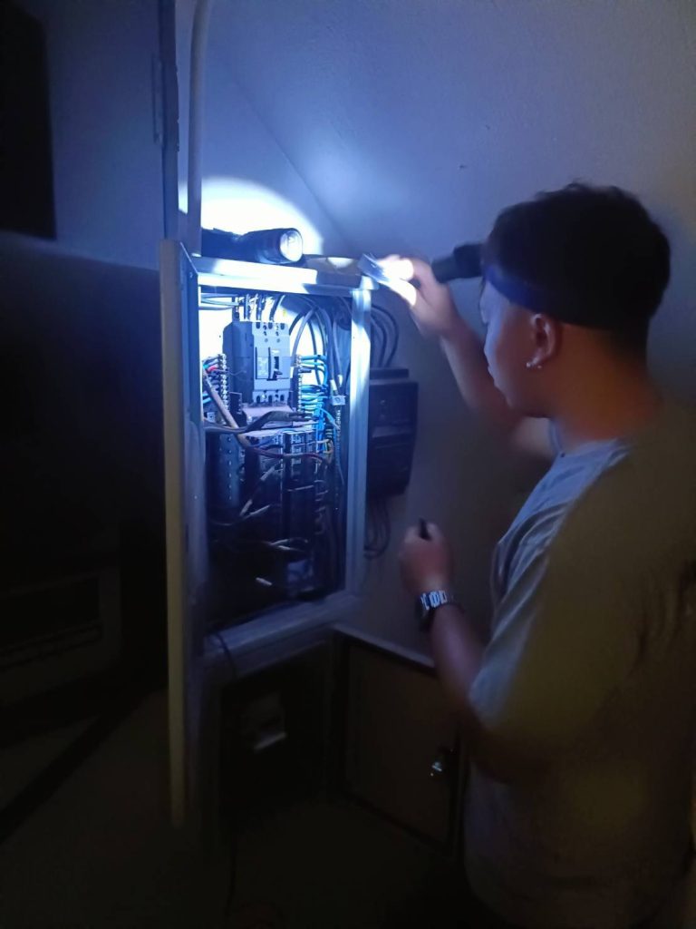 ช่างไฟฟ้าเข้าตรวจเช็ค