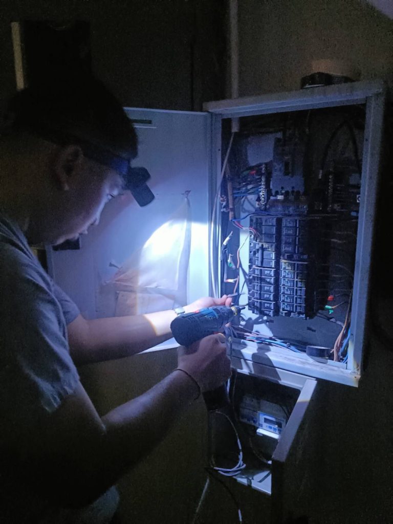 ช่างไฟฟ้าเข้าตรวจเช็คระบบไฟ