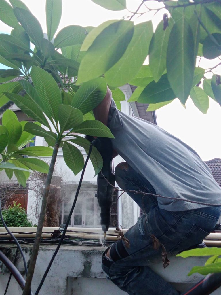 เจาะยึดแนวท่อสายไฟ