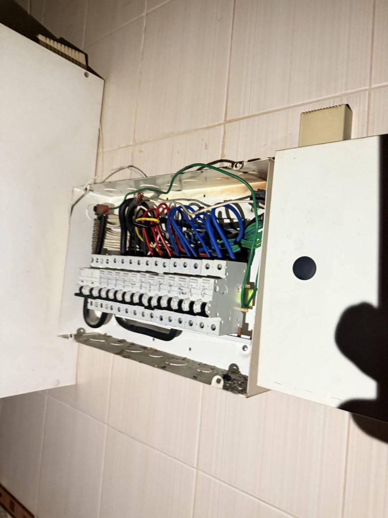 เปลี่ยนสายไฟที่ไหม้ในตู้คอนซูมเมอร์