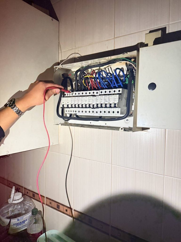 เปลี่ยนสายไฟที่ไหม้ในตู้คอนซูมเมอร์