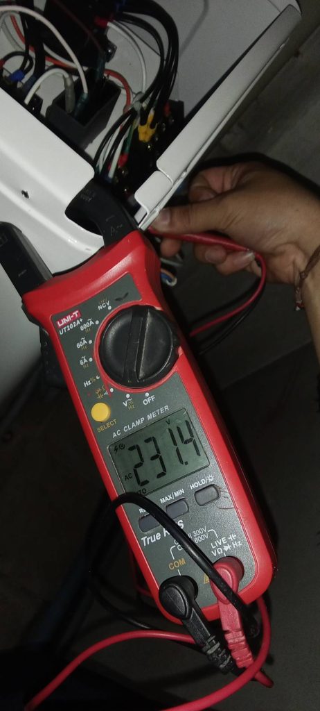 ช่างไฟฟ้า วัดกระแสแผงวงจรแอร์