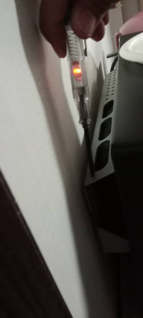 ช่างไฟฟ้าตรวจพบไฟรั่ว