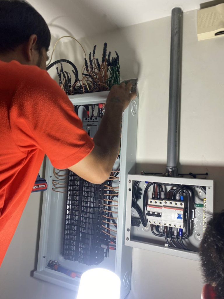 ช่างไฟฟ้าติดตั้งตู้โหลดเซ็นเตอร์