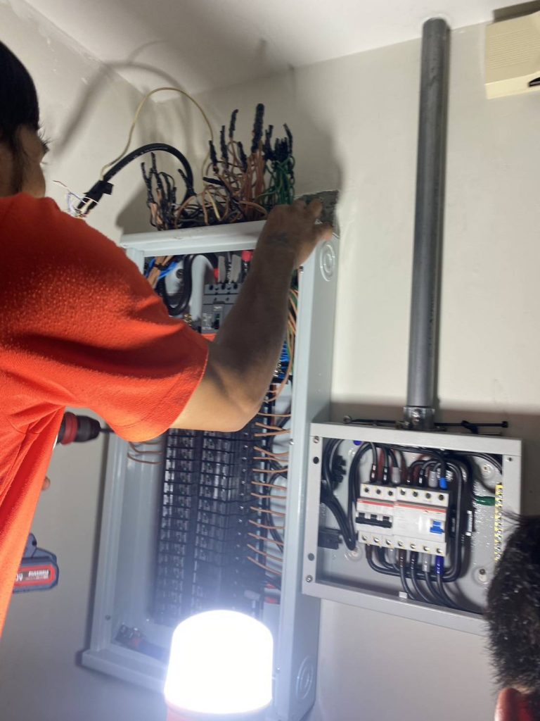 ช่างไฟฟ้าติดตั้งตู้โหลดเซ็นเตอร์