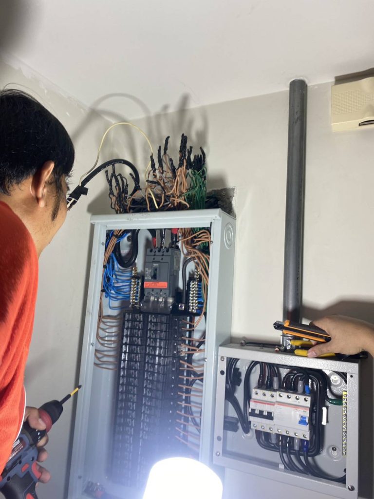 ช่างไฟฟ้าติดตั้งตู้โหลดเซ็นเตอร์