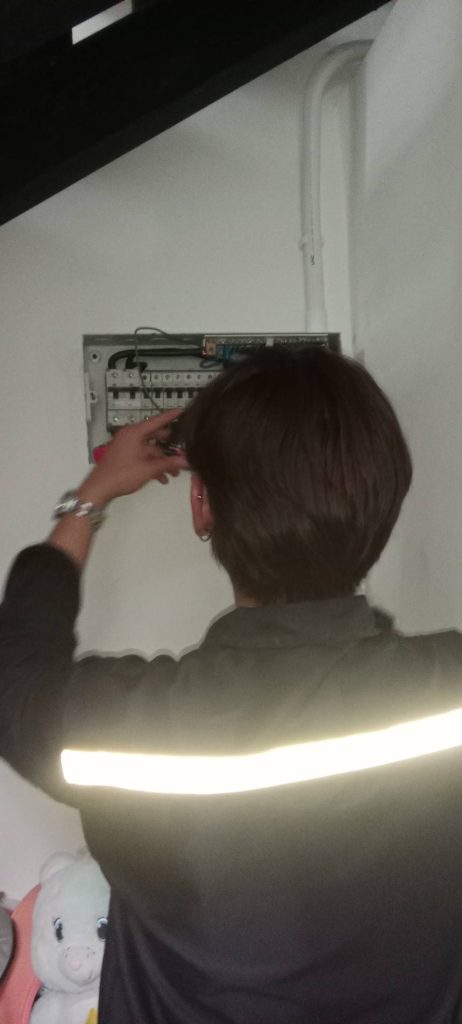 ช่างไฟฟ้าตรวจเช็กตู้คอนซูมเมอร์