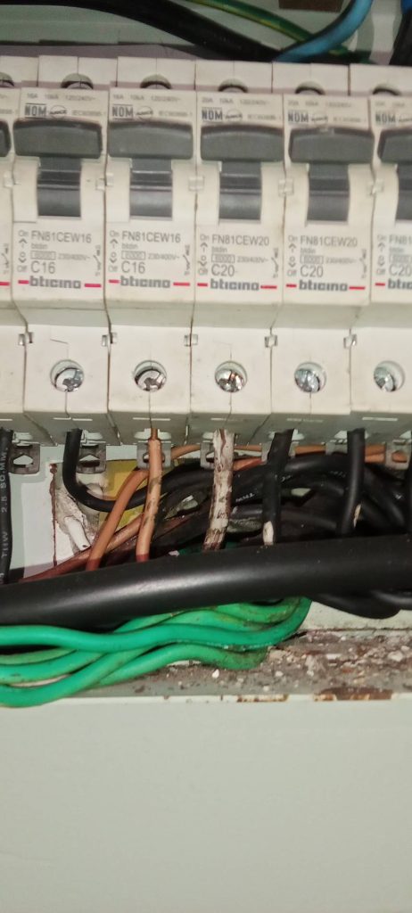 สายไฟเช้าเบรกเกอร์ชำรุด