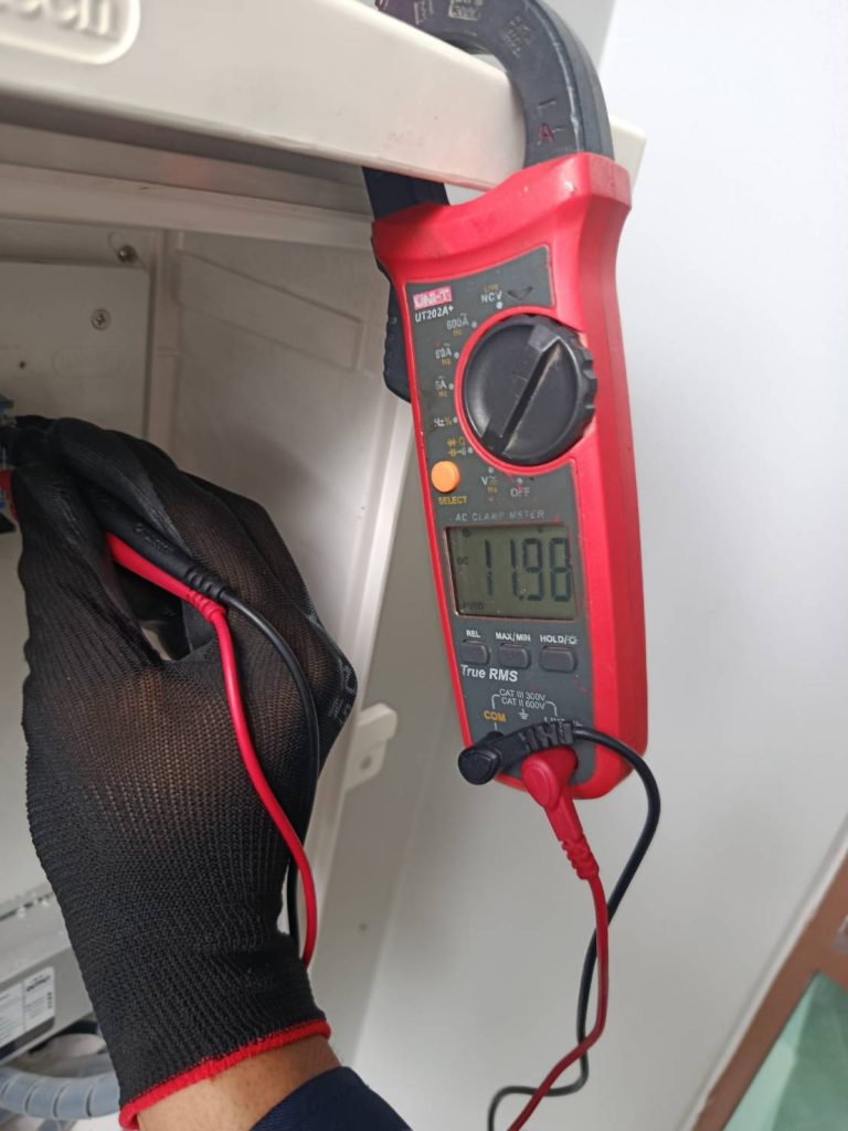 ช่างไฟทำการตรวจเช็ก