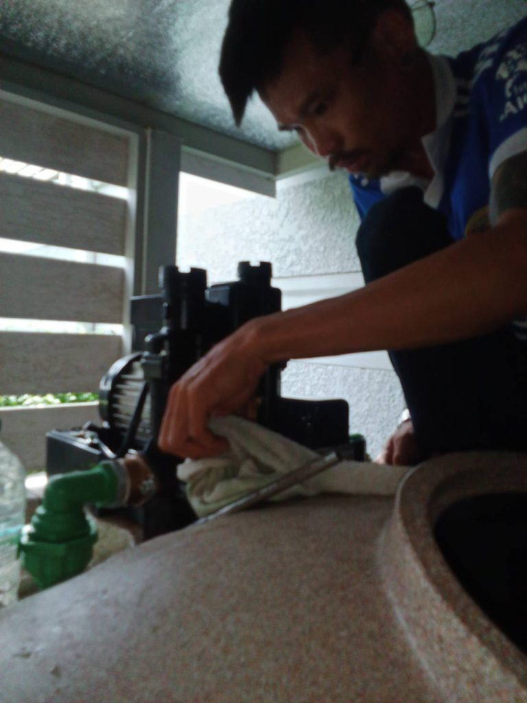 ช่างไฟฟ้าเข้าเช็กปั๊มน้ำ