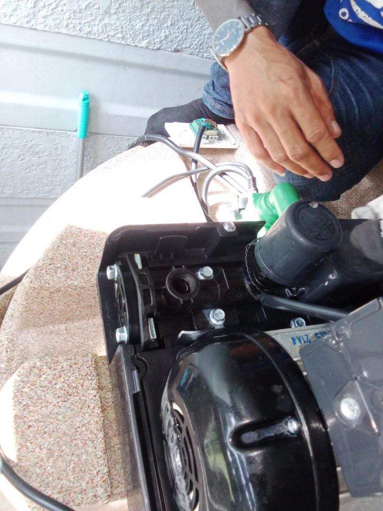 ช่างไฟฟ้าเข้าเช็กปั๊มน้ำ