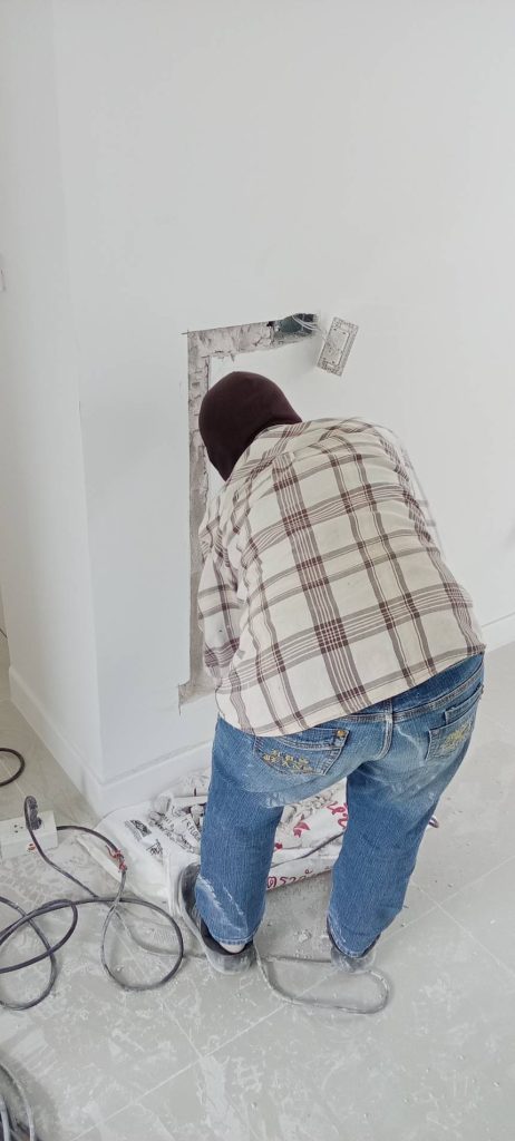 กรีดปูนฝังสายไฟ