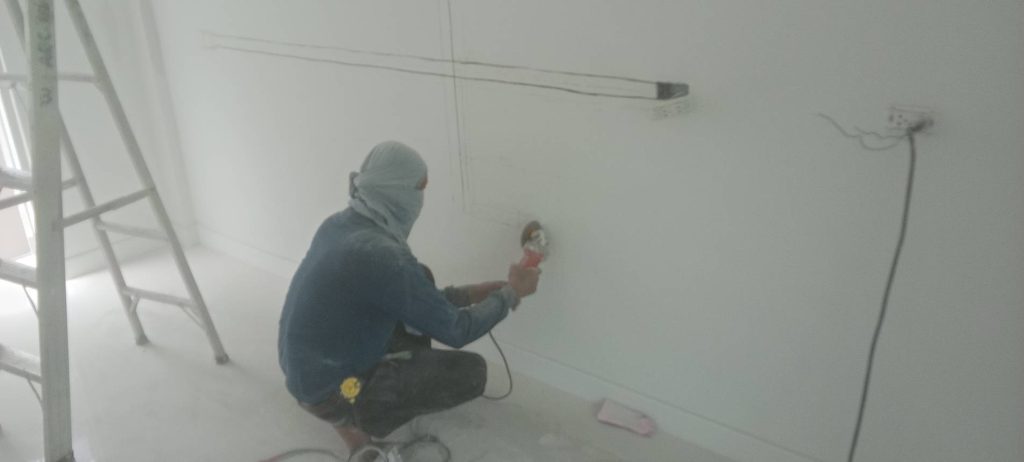 กรีดปูนฝังสายไฟ