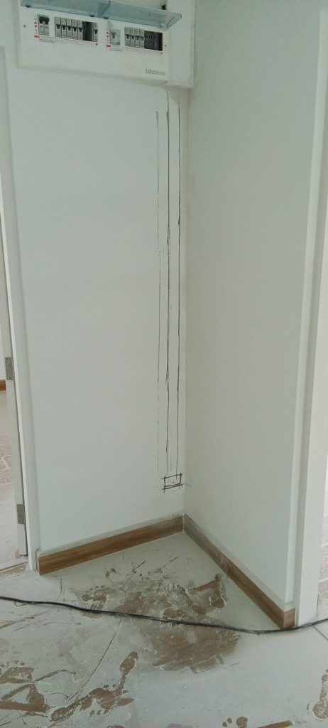 กรีดปูนฝังสายไฟ