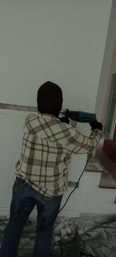 กรีดปูนฝังสายไฟ