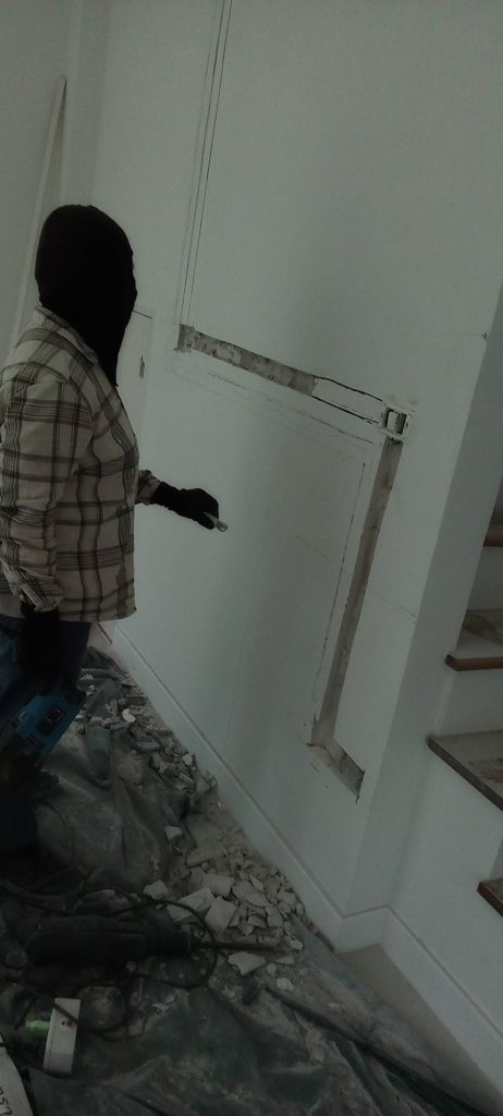 กรีดปูนฝังสายไฟ