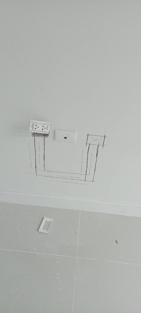 เตรียมกรีดปูนฝังสายไฟ