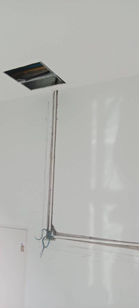 กรีดผนังฝังสายไฟ