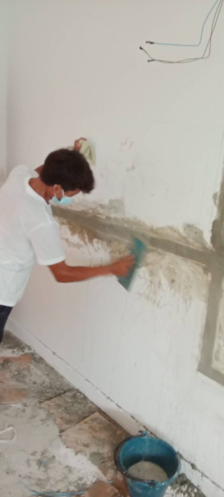 กรีดผนังฝังสายไฟ