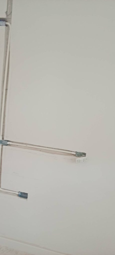 กรีดผนังเตรียมฝังท่อสายไฟ