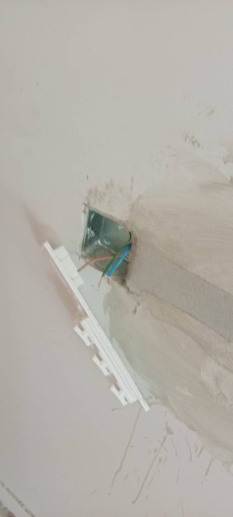 ติดตั้งปลั๊กไฟแบบฝังผนัง