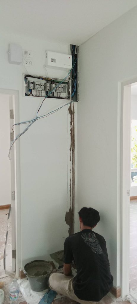 ติดตั้งปลั๊กไฟแบบฝังผนัง