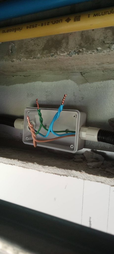 การต่อสายไฟในกล่องพักสายไฟ