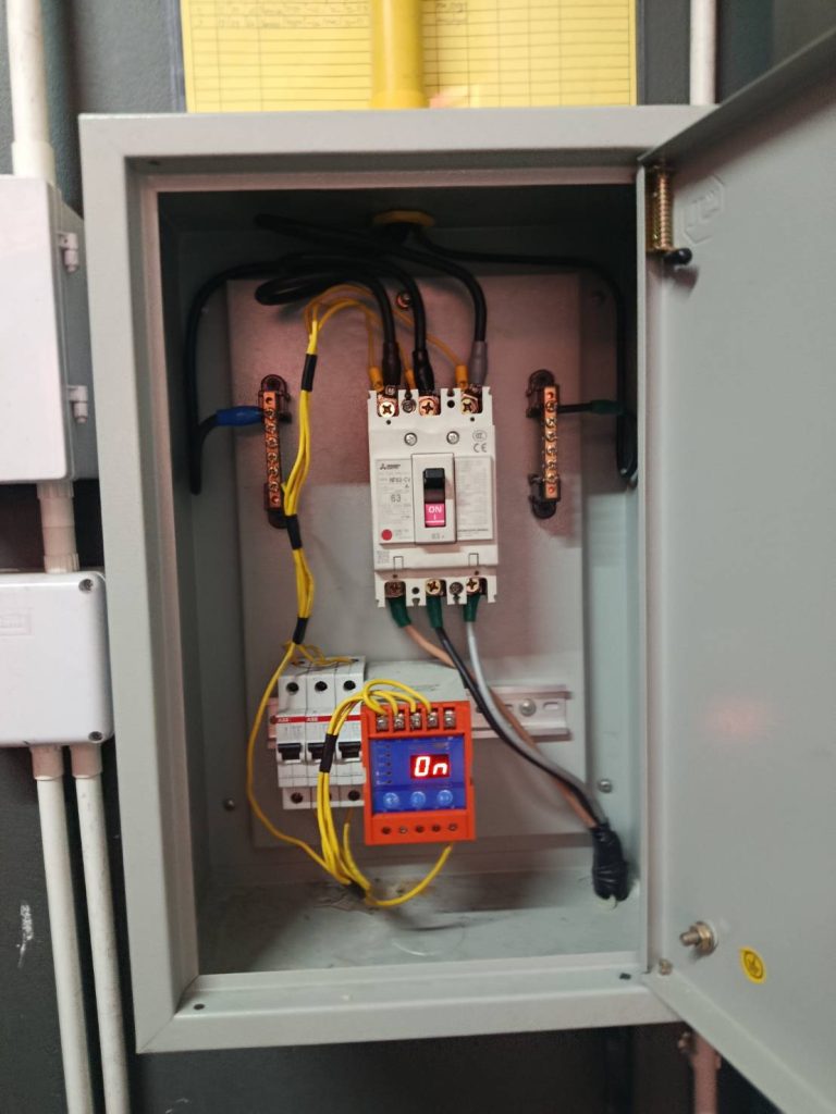 เมนเบรกเกอร์