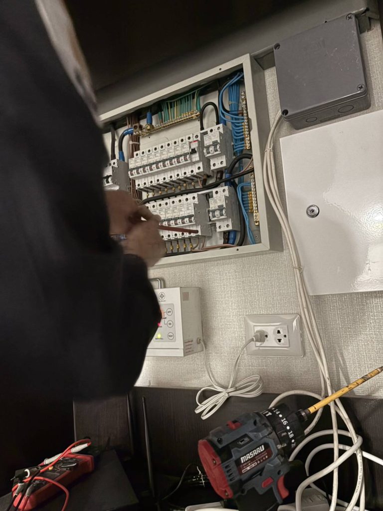 ช่างไฟฟ้าติดตั้งตู้คอนซูมเมอร์