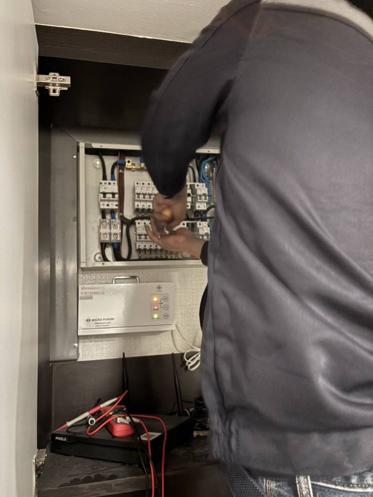 ช่างไฟฟ้าติดตั้งตู้คอนซูมเมอร์