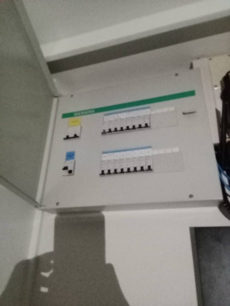 ช่างไฟฟ้าตรวจเช็กตู้คอนซูมเมอร์