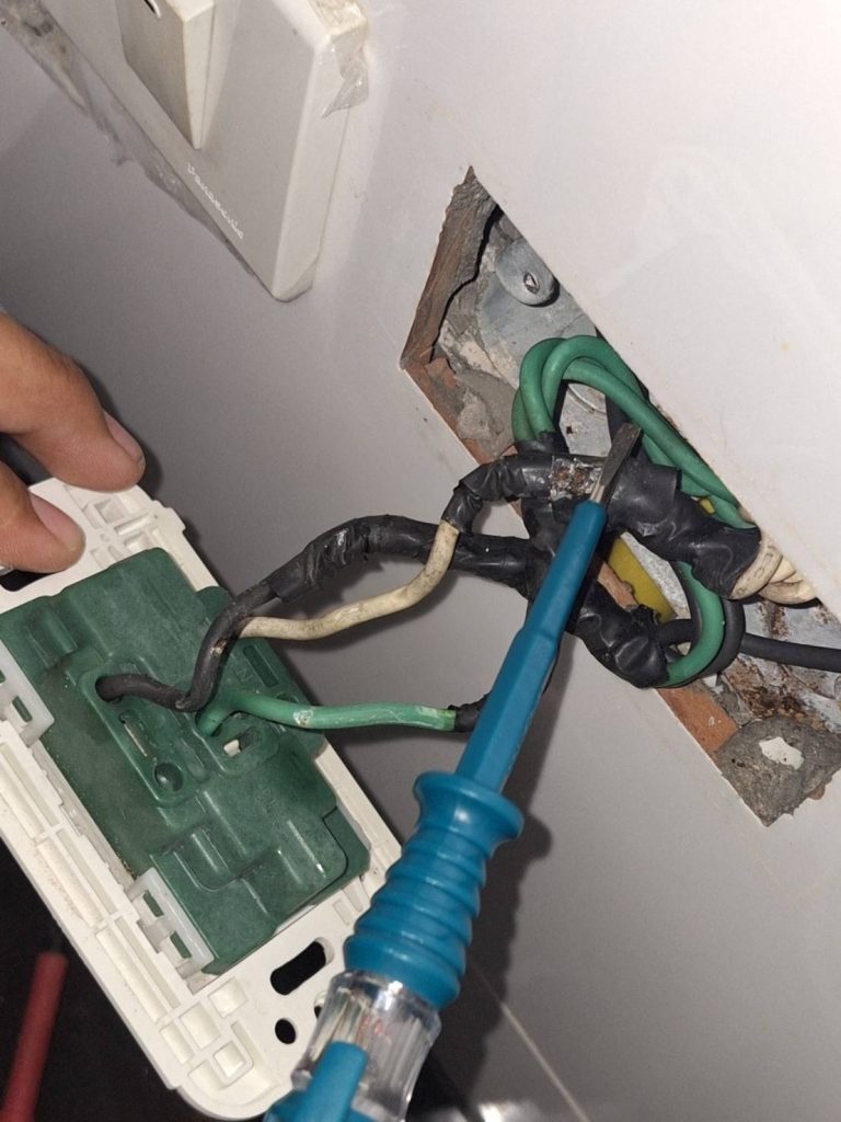 ตรวจเช็กสายไฟในปลั๊กไฟ