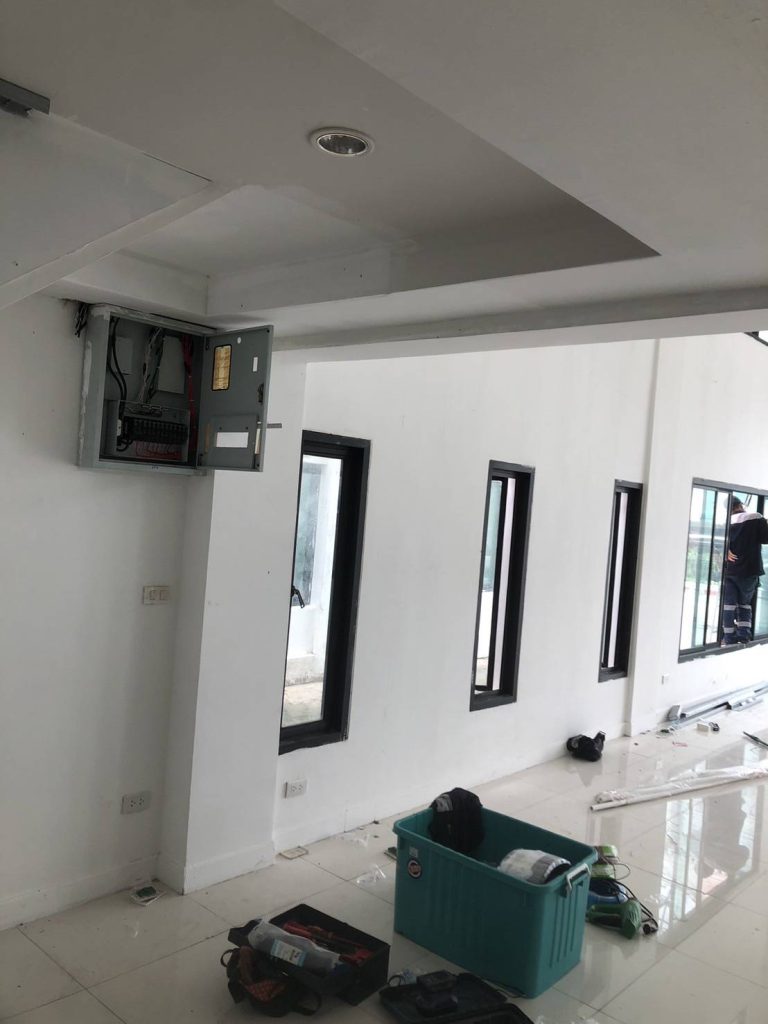 งานเดินท่อร้อยสายติดตั้งตู้โหลดเซ็นเตอร์