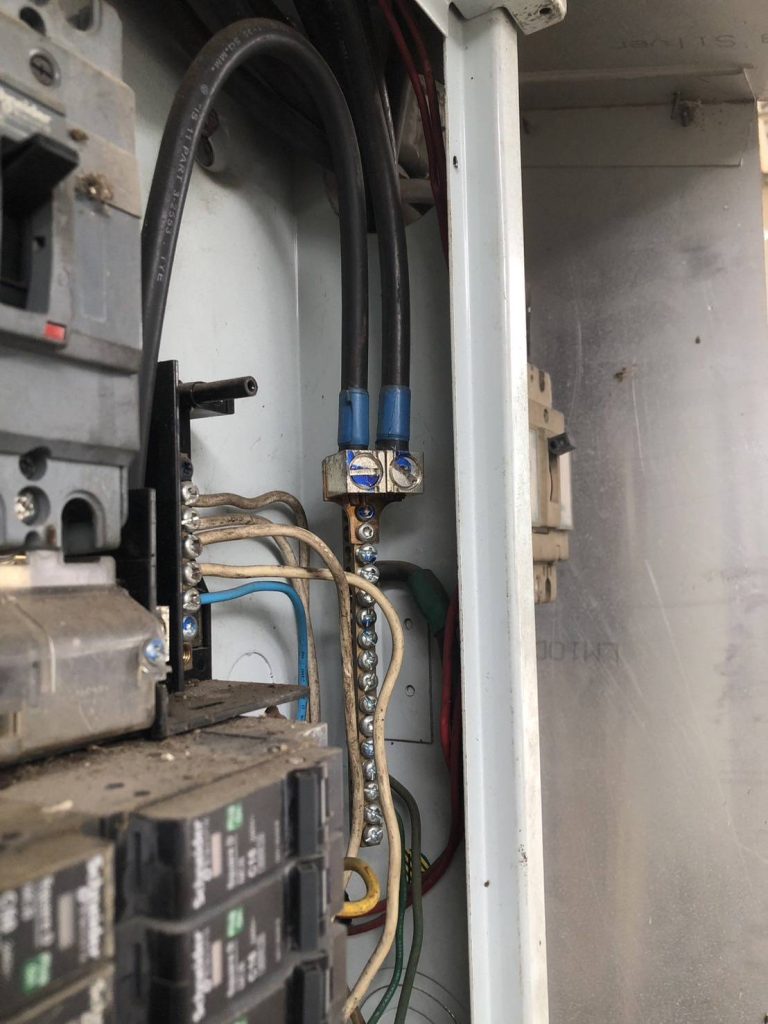 สายไฟในตู้โหลดเซ็นเตอร์