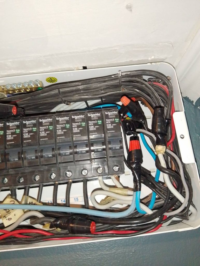 สายไฟในตู้คอนซูมเมอร์