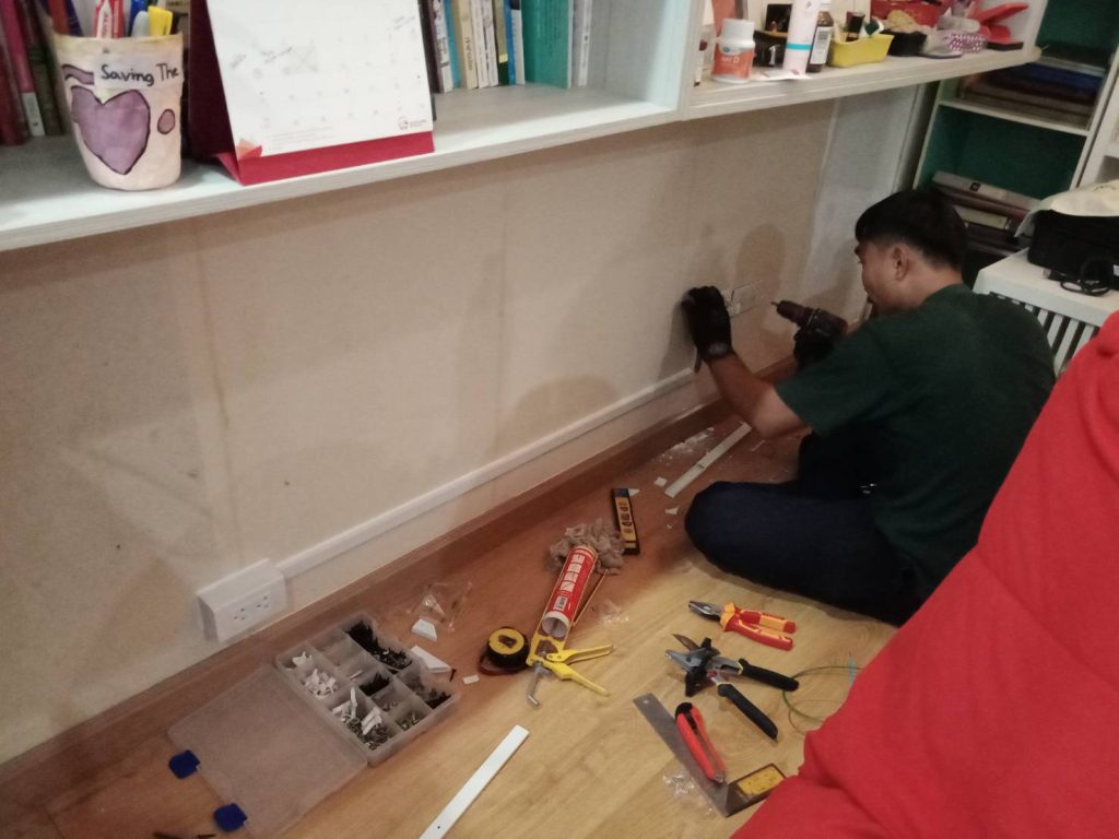 ช่างไฟฟ้าเดินรางติดตั้งปลั๊กไฟ