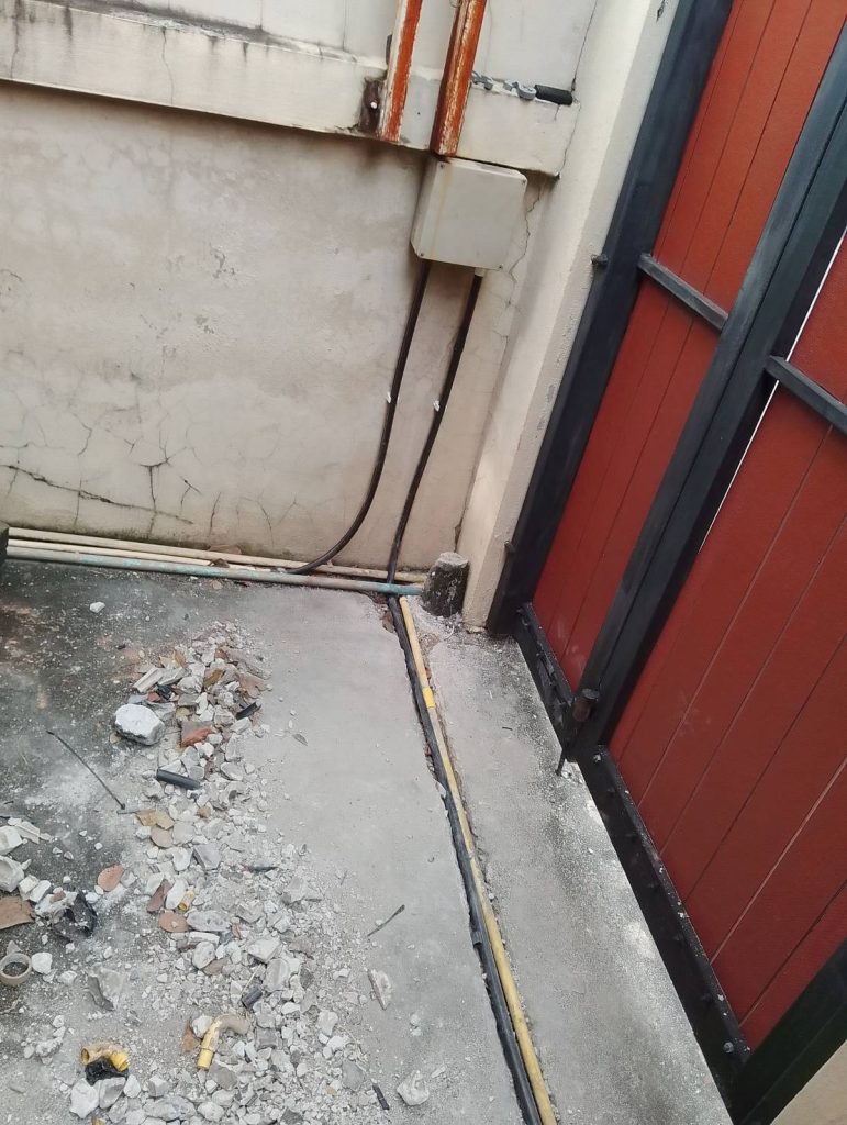 กรีดพื้นฝังท่อสายไฟ