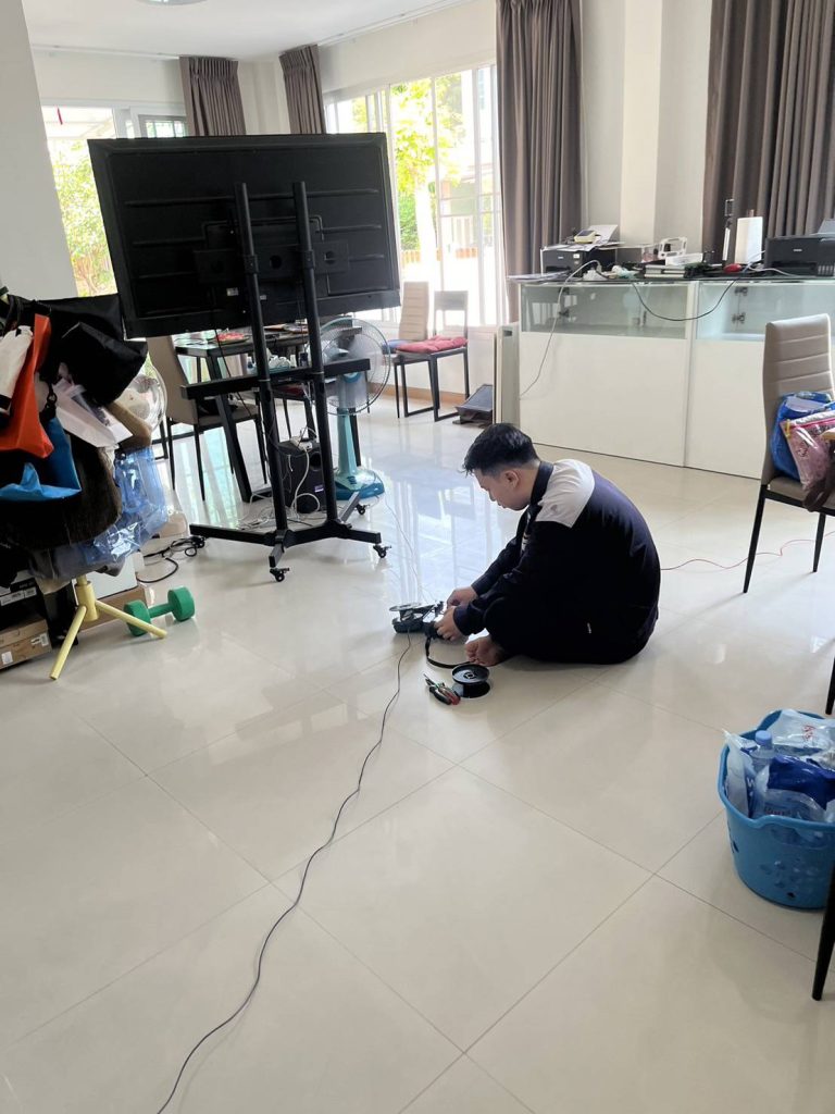 ช่างกำลังทดสอบความต้านทานดิน